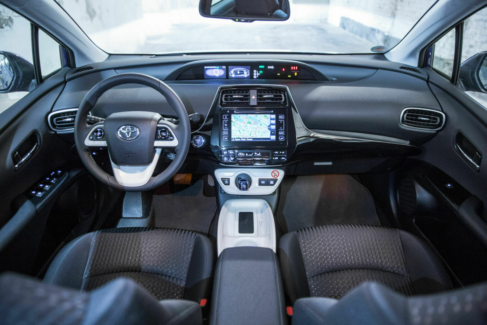 Toyota Prius Cockpit: In schwarz wirkt das neue Design unaufdringlich, in Zweiton etwas poppiger