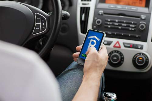 Über eine Website oder kostenlose Smartphone-App sollen Parkplätze gebucht und bezahlt werden können