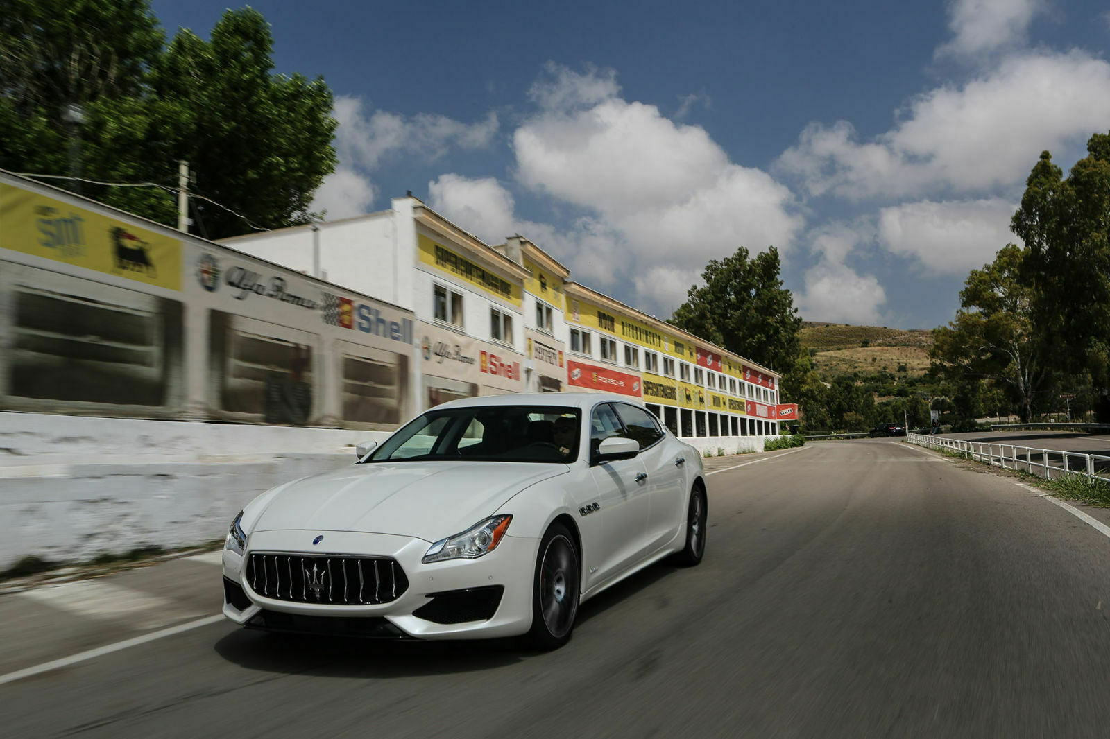 Maserati Quattroporte Gran Sport: 21-Zoll-Räder und rote Brembos grenzen den Sport-Quattroporte von der Luxis-Version ab. Beide kosten das gleiche