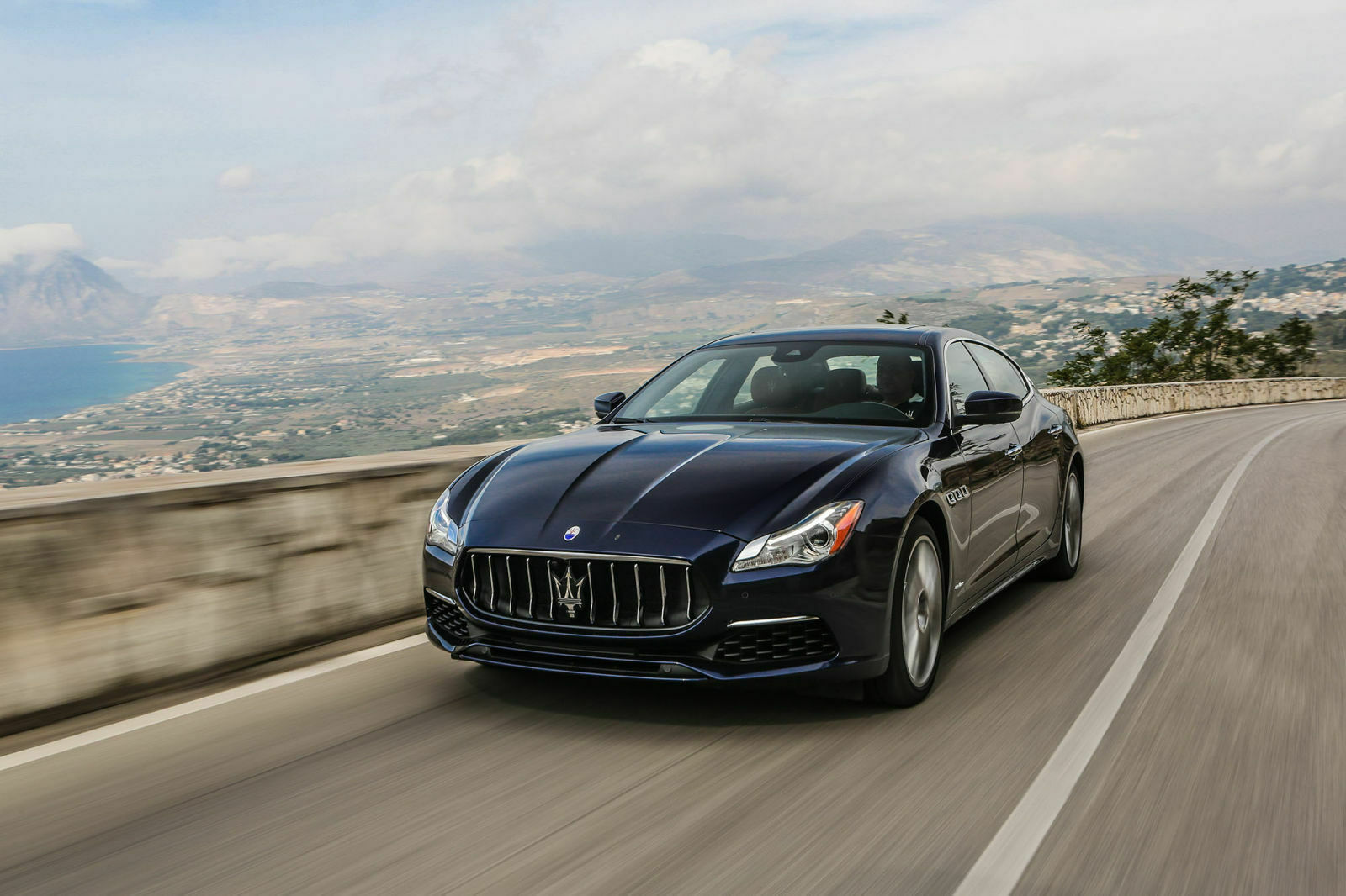 Maserati Quattroporte Gran Lusso: Die Luxus-Variante des Quattroporte protzt mit Edelholz und Seide im Innenraum