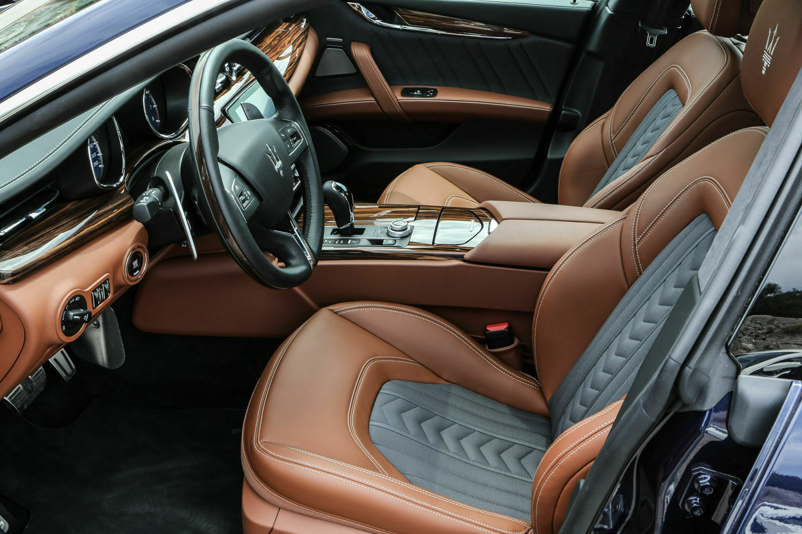 Maserati Quattroporte Gran Lusso: Cockpit