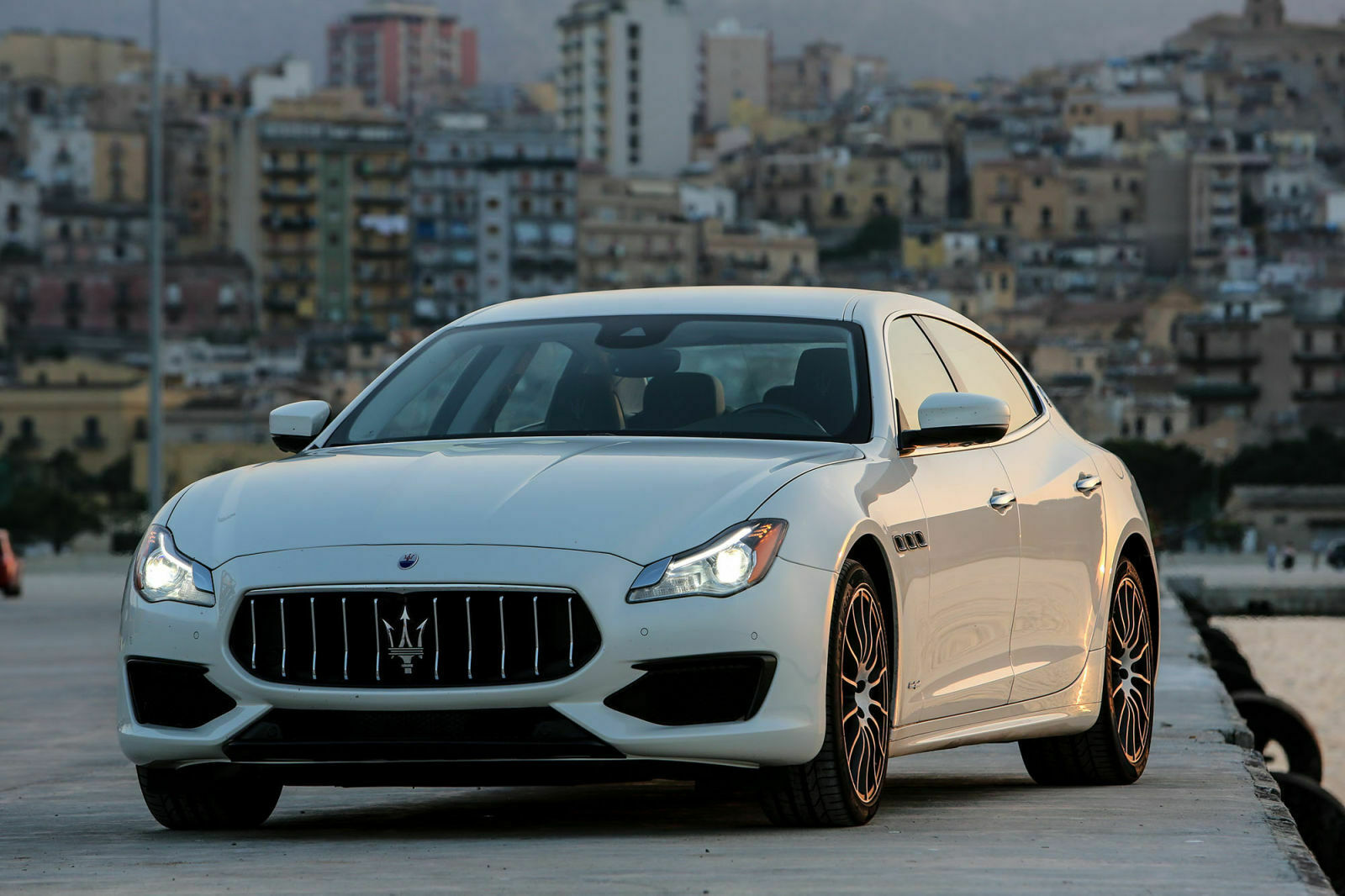 Maserati Quattroporte Gran Sport: In Palermo lässt sich der kraftvolle V6 kaum unter 15 Litern auf 100 Kilometer bewegen