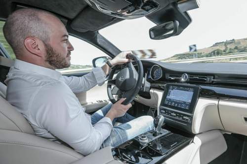 Die 410 PS des Twin-Turbo-V6 haben keine Mühe mit den mindestens 1.860 Kilogramm der gewichtigen Limousine