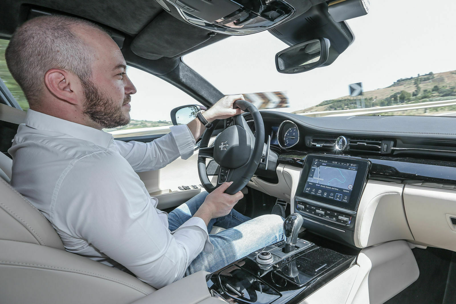 Die 410 PS des Twin-Turbo-V6 haben keine Mühe mit den mindestens 1.860 Kilogramm der gewichtigen Limousine