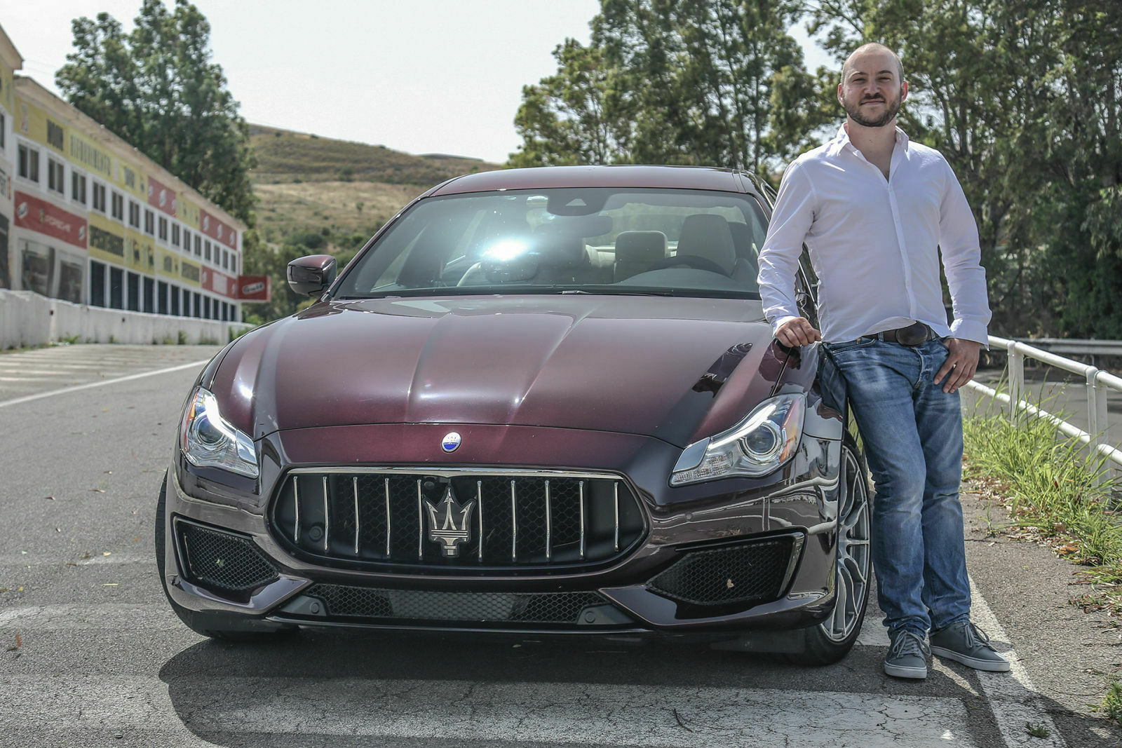 MT-Redakteur Philipp Monse mit dem (mehr oder weniger) neuen Maserati Quattroporte: Ob Lusso oder Sport, entscheidet am Ende der Geschmack