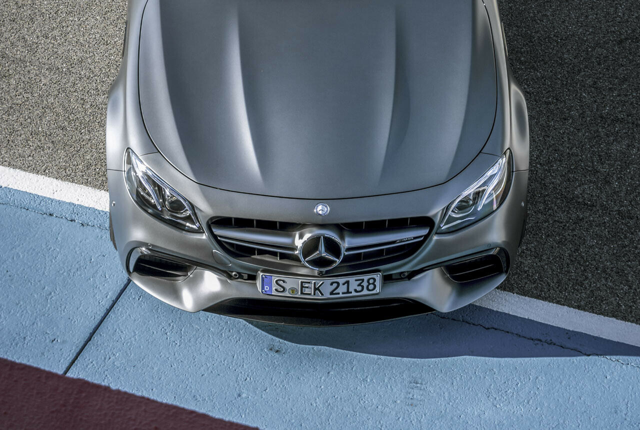 Die Powerdomes auf der Motorhaube deuten die Leistung an: 612 PS holt AMG beim E 63 S aus dem 4,0-Liter-V8, der E 63 leistet 571 PS
