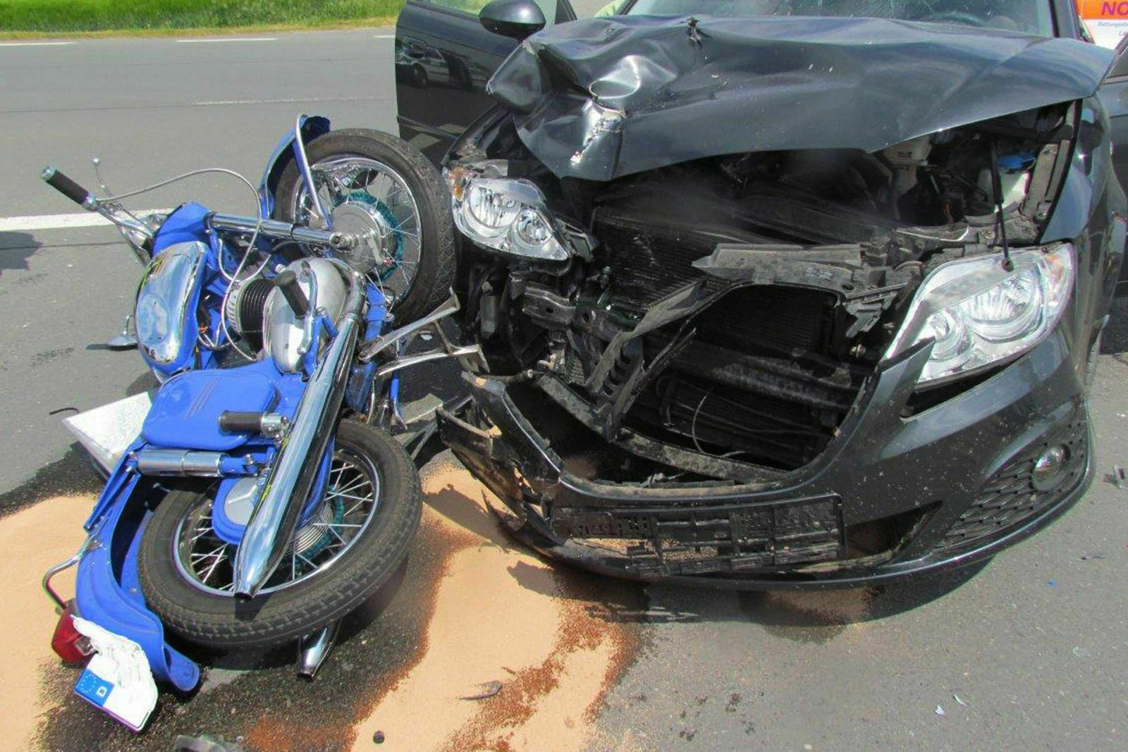 Eine Autofahrerin erhielt nach einem Unfall mit einem Motorradfahrer Teilschuld, obwohl dieser deutlich zu schnell unterwegs war. Sie hatte seine Vorfahrt missachtet (Symbolfoto)