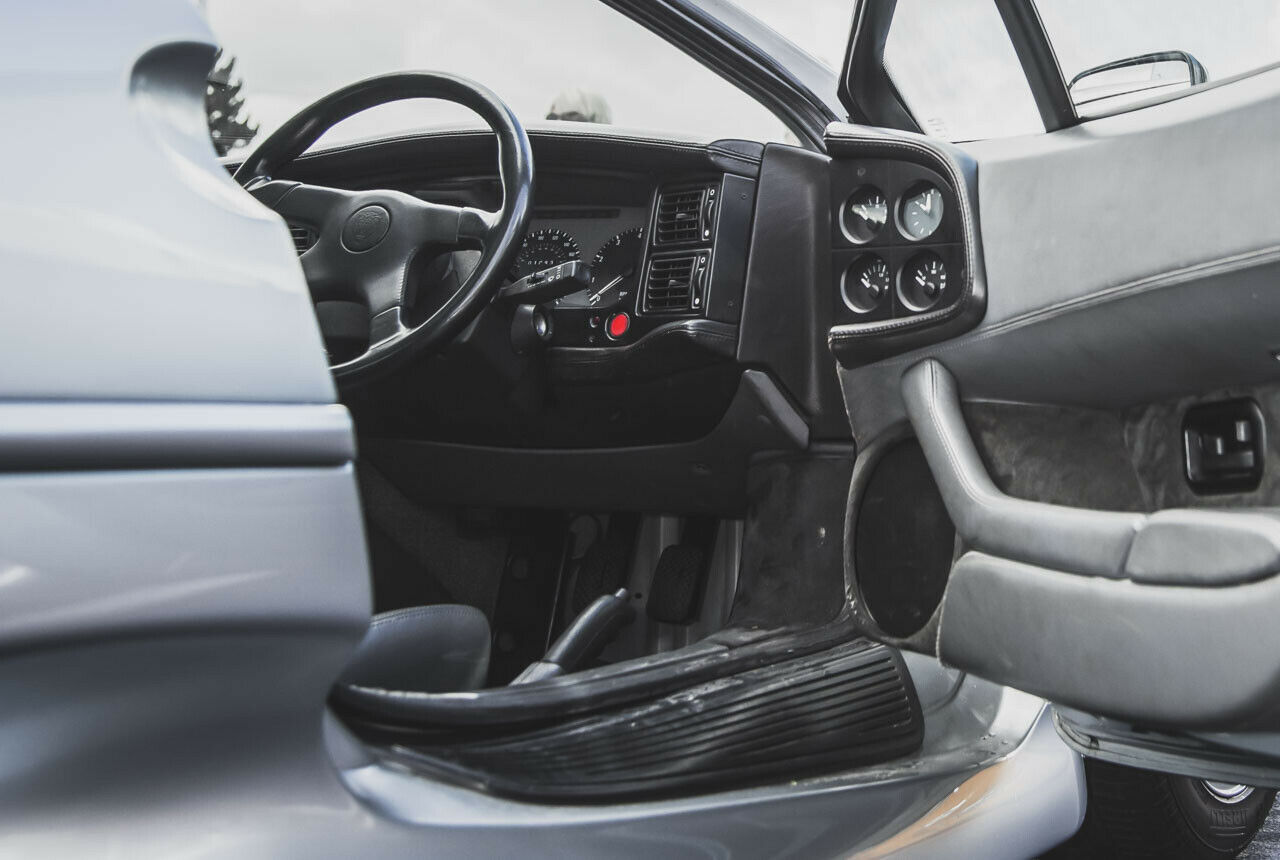 Die Türen des Jaguar XJ220 öffnen ganz normal zur Seite. Der vorgestellte Prototyp hatte Flügeltüren