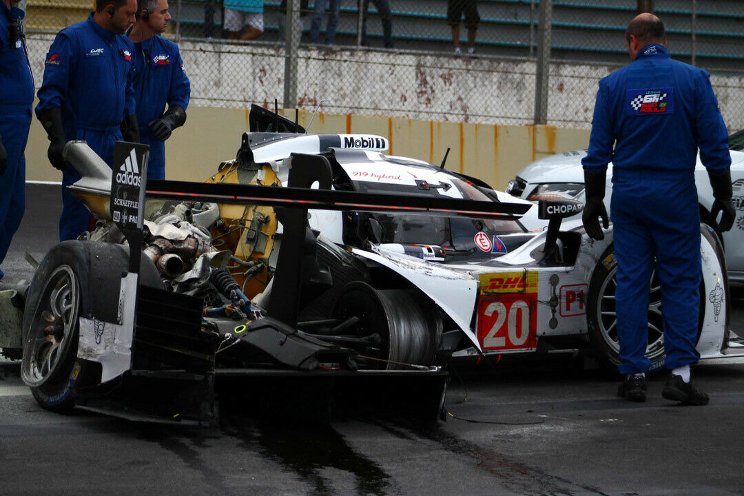 Mark Webber und Matteo Cressoni kollidierten auf der Rennstrecke in Interlagos (Brasilien) und flogen mit Topspeed von der Strecke.