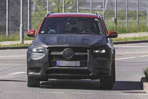 Hinter der hohen Haube werden Sechszylinder mit und ohne 48-Volt-Bordnetz zum Einsatz kommen. Diesel- und Benzin-Plug-in-Hybride sind gesetzt