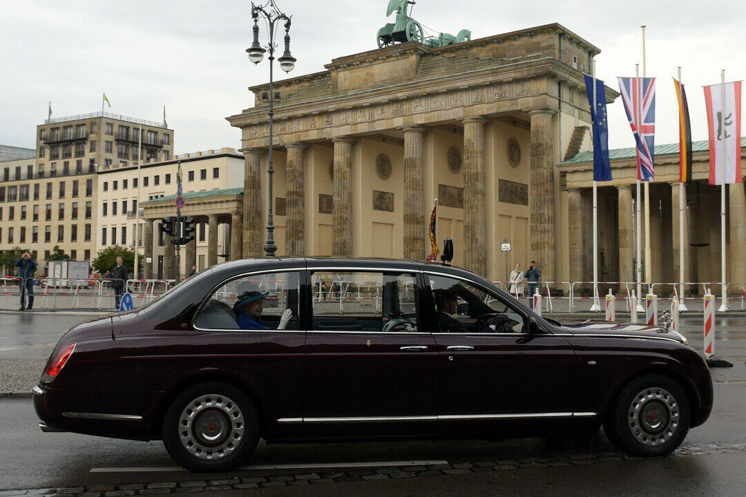 Am Brandenburger Tor: Der mehr als sechs Meter lange Dienstwagen der britischen Königin