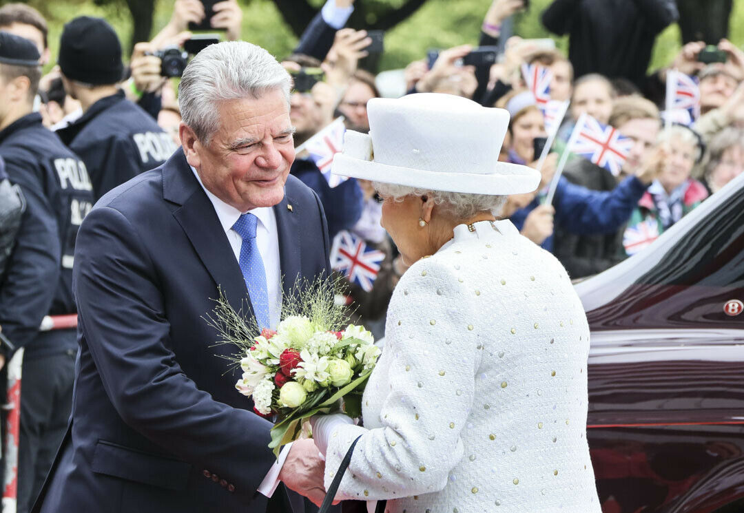 Bundespräsident Joachim Gauck begrüßt die Queen am Schloss Bellevue und lädt anschließend zur Bootsfahrt ein