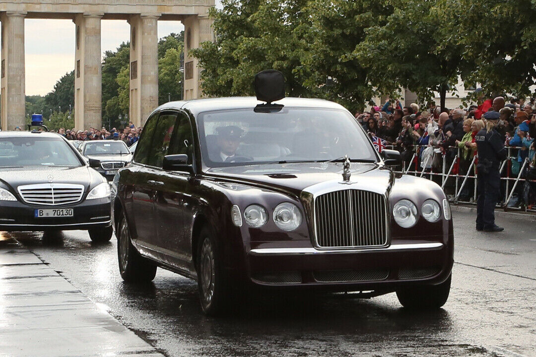 Das königliche Fahrzeug basiert auf einem Bentley Arnage und soll ungefähr vier Tonnen wiegen