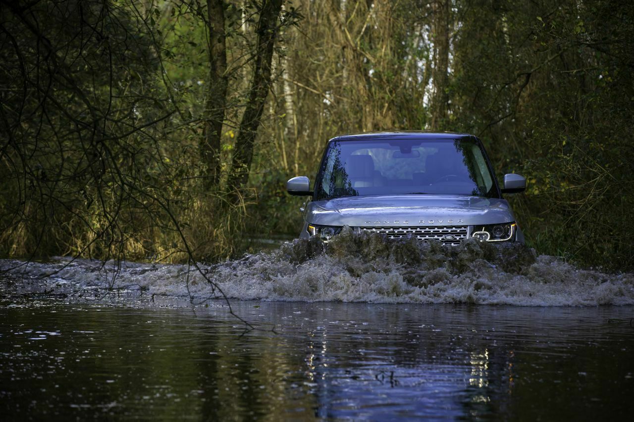 Die Geländegängigkeit des Range Rover bleibt auch mit Hybridantrieb voll erhalten