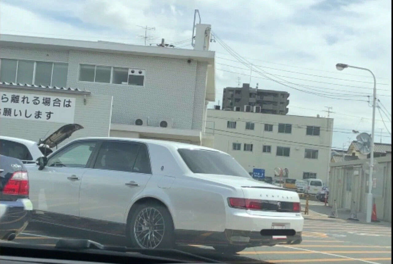 Der Toyota Century GRMN trägt eine kleine Spoilerlippe aus Carbon am Heck