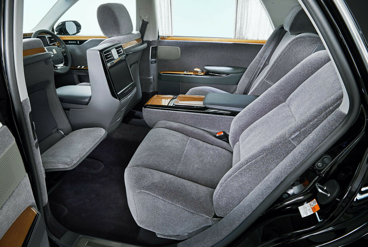 Im Toyota Century sitzt der Chef meistens hinten – und blickt auf Wunsch mit hochgelagerten Beinen auf einen 20-Zoll-Screen