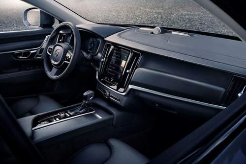 Im Innenraum bleibt der V90 Cross Country wie V90 und S90, die speziellen Holzeinlagen heißen Black Walnut