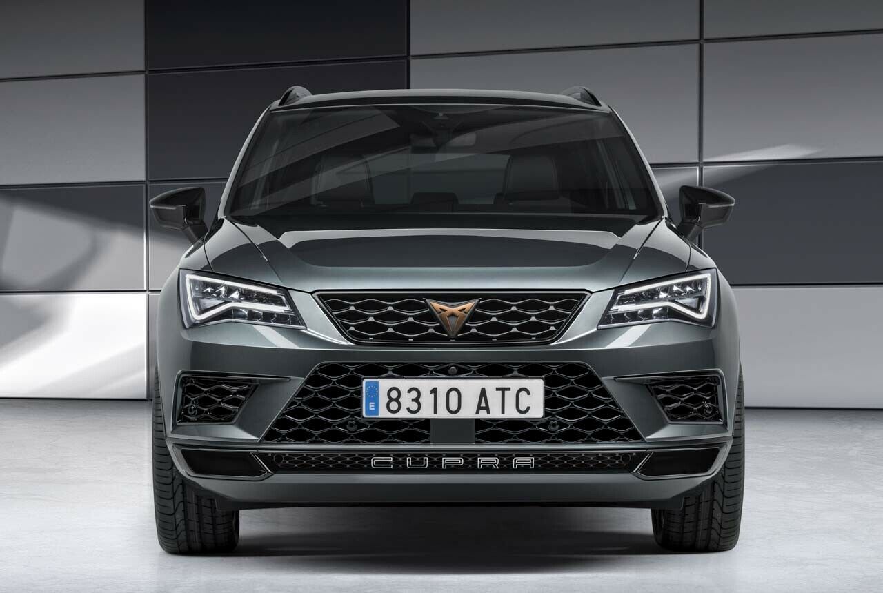 Den Wabengrill und diverse weitere Anbauteile lackiert Seat beim Cupra Ateca glänzend Schwarz