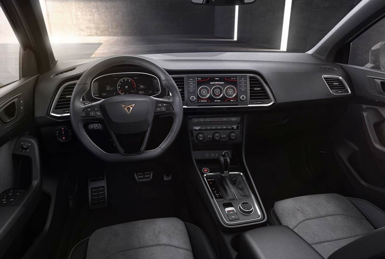 Im Innenraum ändert sich beim Cupra Ateca wenig. Cupra-Logos, graue Ziernähte und Alcantara sind die wichtigsten Änderungen