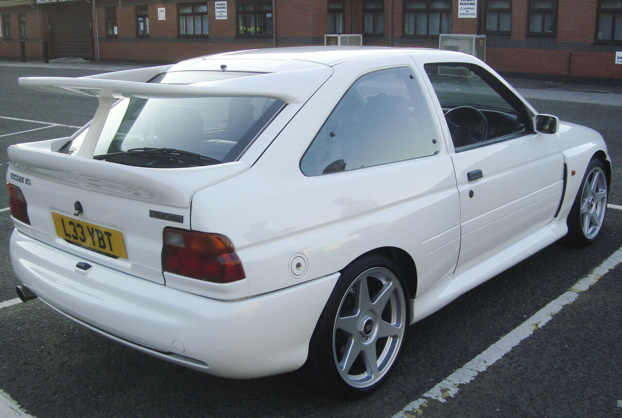 Der charakteristische Flügel des Ford Escort RS Cosworth war ab 1993 auch für die braven Escort-Modelle als Zubehör erhältlich