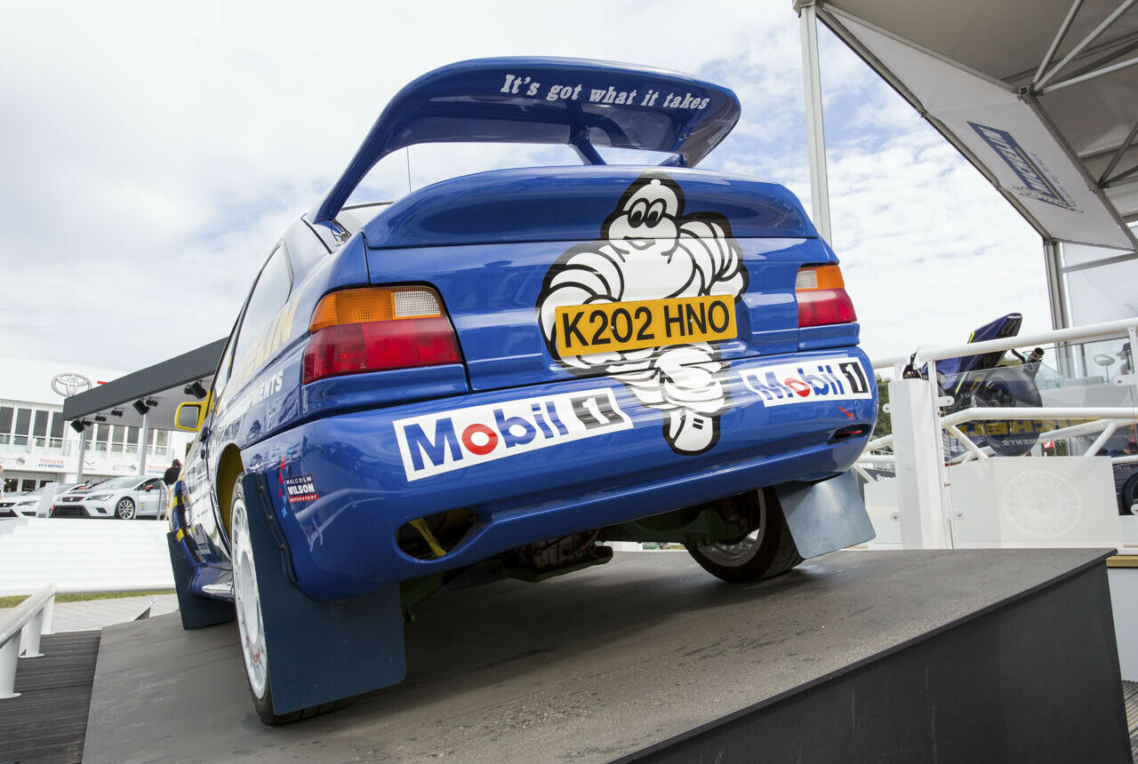 Allradantrieb und ein 2,0-Liter-Turbo mit 230 PS. Aus diesem Fahrzeug musste ja ein Rallye-Auto werden? Nun ja es verhält sich umgekehrt: Ohne Fords Rallye-Ambitionen hätte es ihn wohl nie gegeben