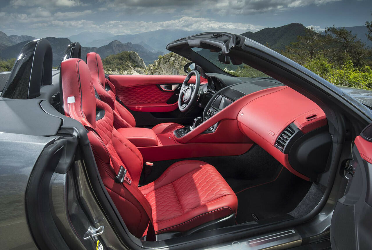 Im Innenraum soll feines Leder dem F-Type SVR zu einem edleren Ambiente verhelfen