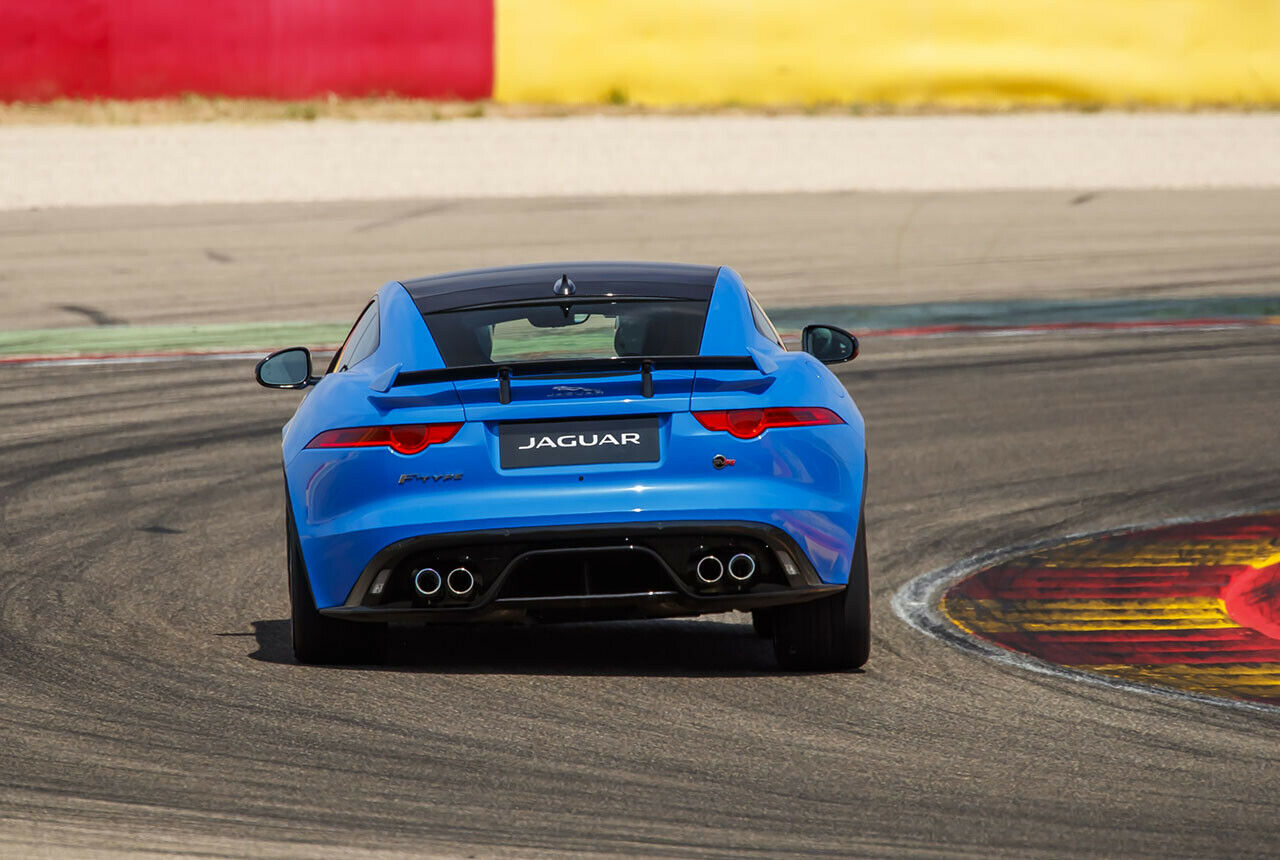 Für bessere Kurvendynamik wurde unter anderem das Gewicht des Jaguar F-Type reduziert