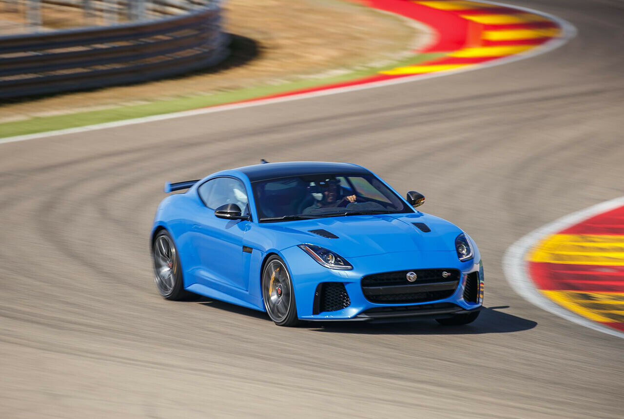 Das Fahrwerk beim Jaguar F-Type SVR ist straffer ausgelegt als bei den R-Modellen