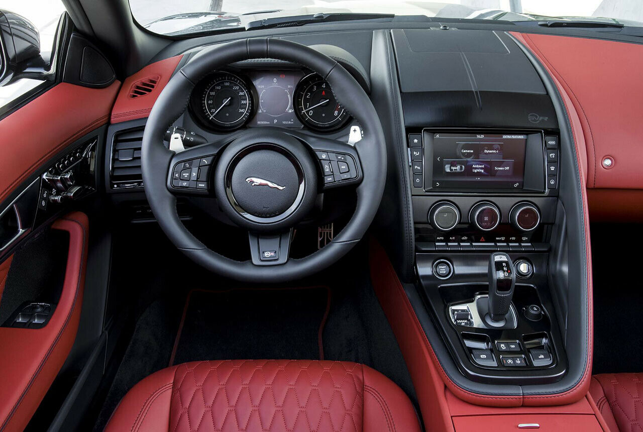 Das Interieur des F-Type bliebt ansonsten weitgehend unangetastet