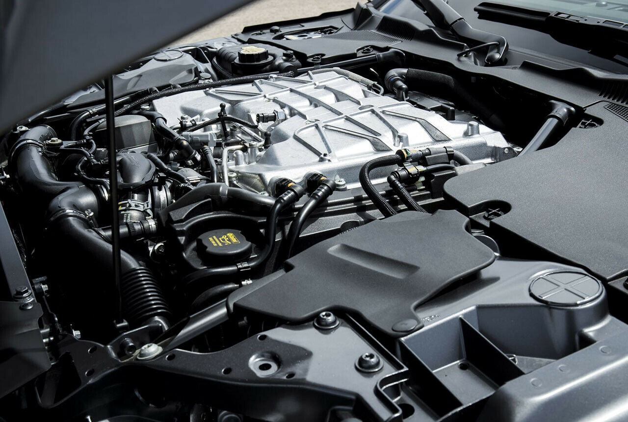 Der V8-Kompressor leistet im Jaguar F-Type SVR 575 PS und drückt 700 Nm auf die Kurbelwelle