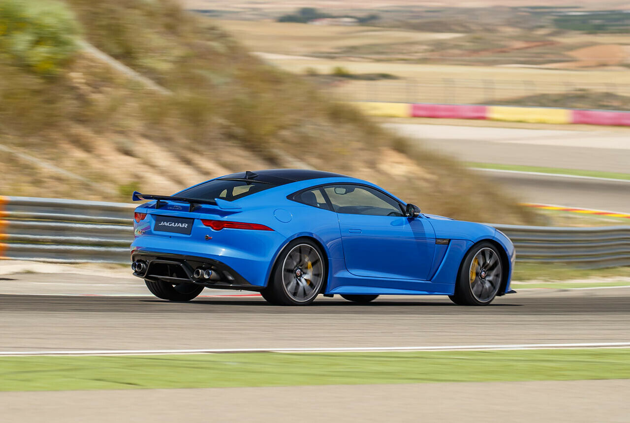 Aerodynamische Feinarbeit und der große Heckflügel verhelfen dem F-Type SVR zu mehr Haftung und mehr Kühlluft
