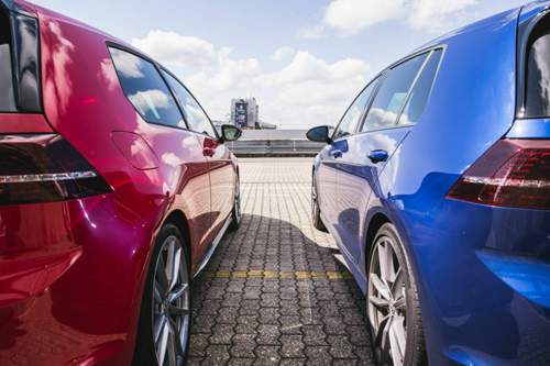 116 Kilogramm Unterschied: Links der leichte GTI Clubsport S, rechts der Golf R