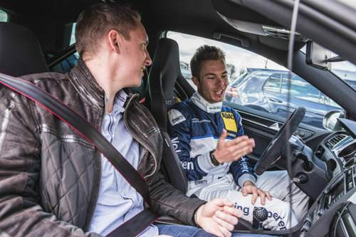 MT-Redakteur Constantin und Rekord-Pilot Benny im Golf GTI Clubsport S