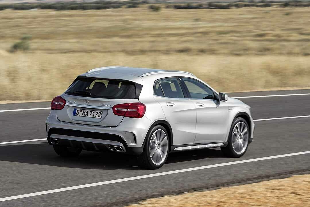Der GLA 45 AMG beschleunigt in 4,8 Sekunden auf Tempo 100 - 0,3 Sekunden langsamer als ein CLA 45 AMG