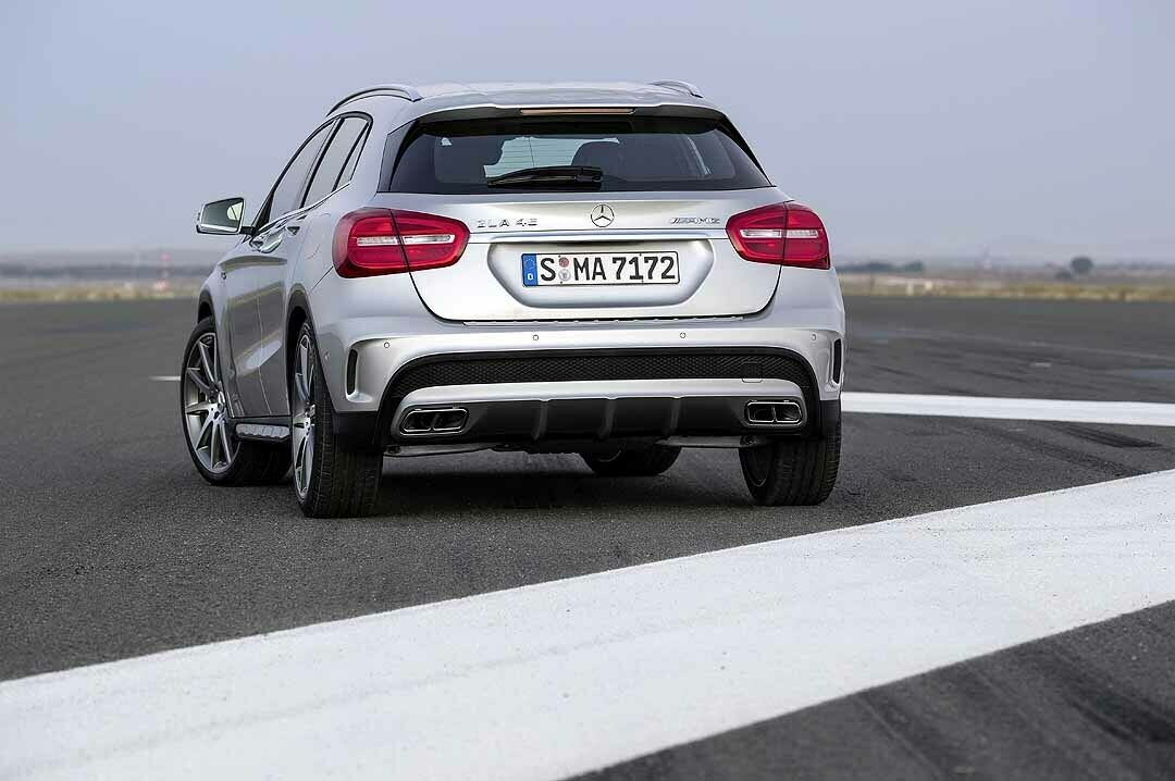Am Heck des GLA 45 AMG: Ein großer Diffusor und zwei Auspuff-Endrohre