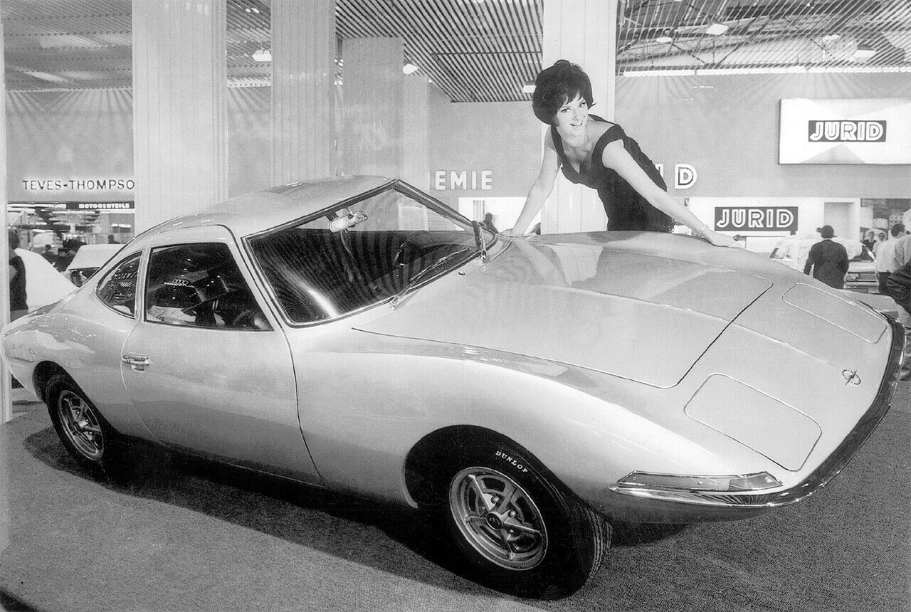 Der Opel Experimental GT bei seiner Weltpremiere auf der IAA 1965