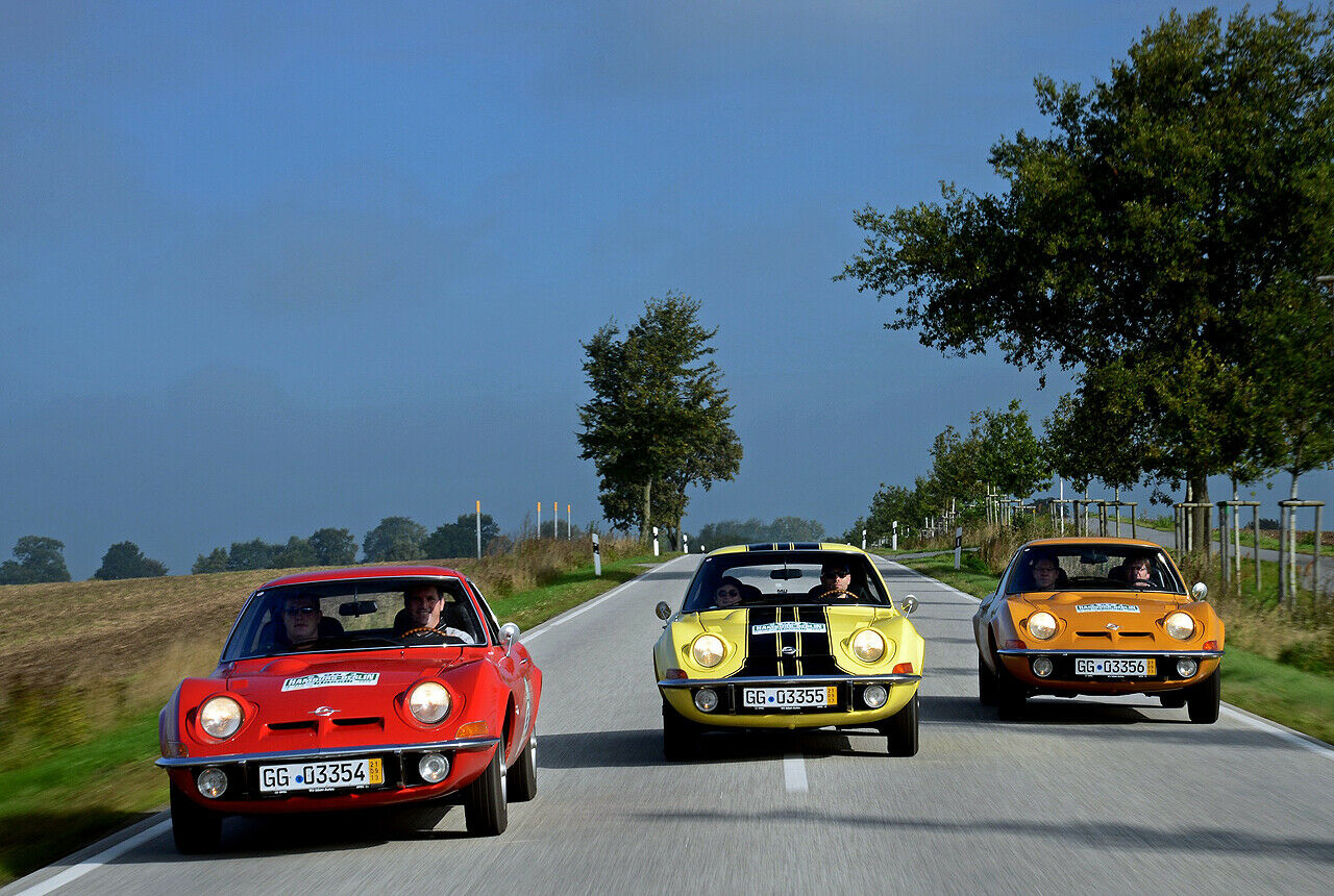 Drei Opel GT bei der Oldtimer Rallye Hamburg Berlin Klassik