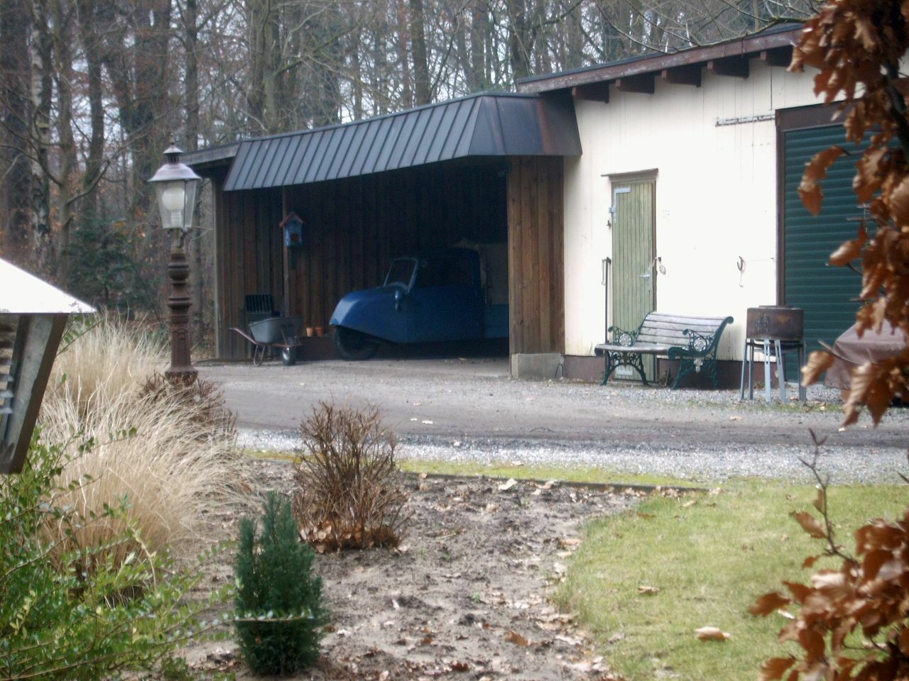 Der Schrottplatz - Spiegelsymmetrisch des Showrooms