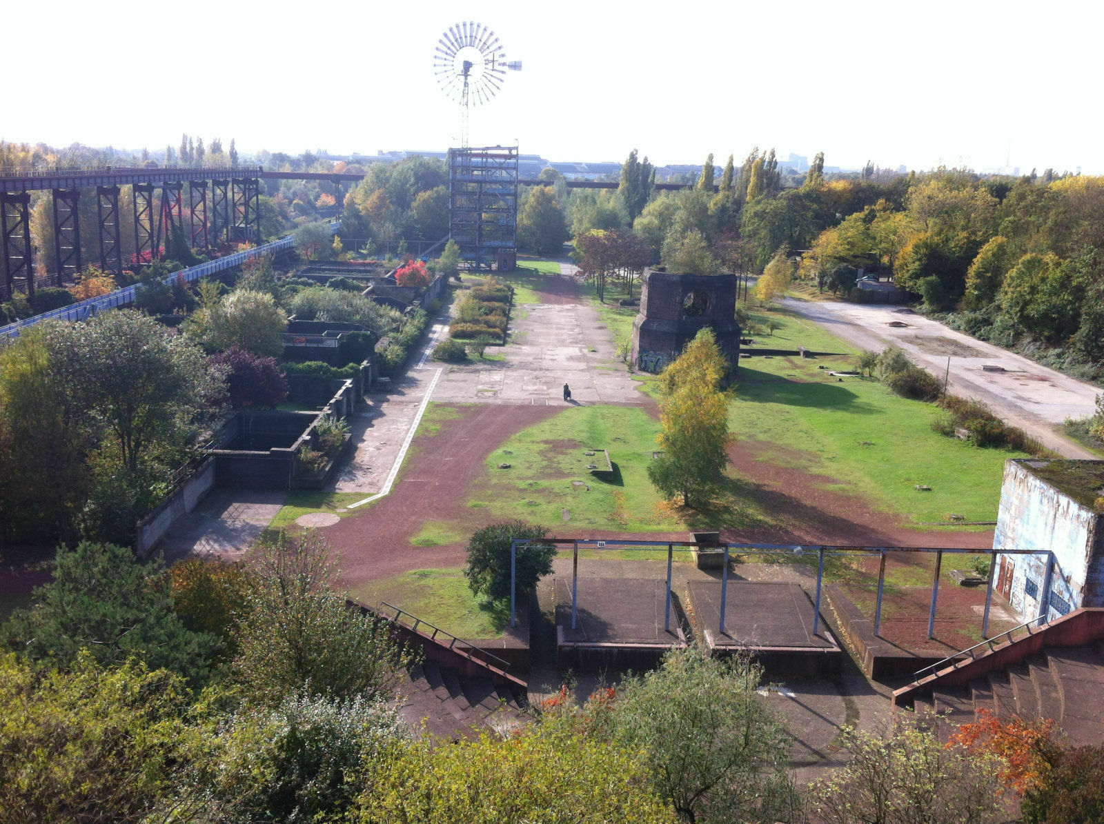 Der Schrottplatz - Spiegelsymmetrisch des Showrooms