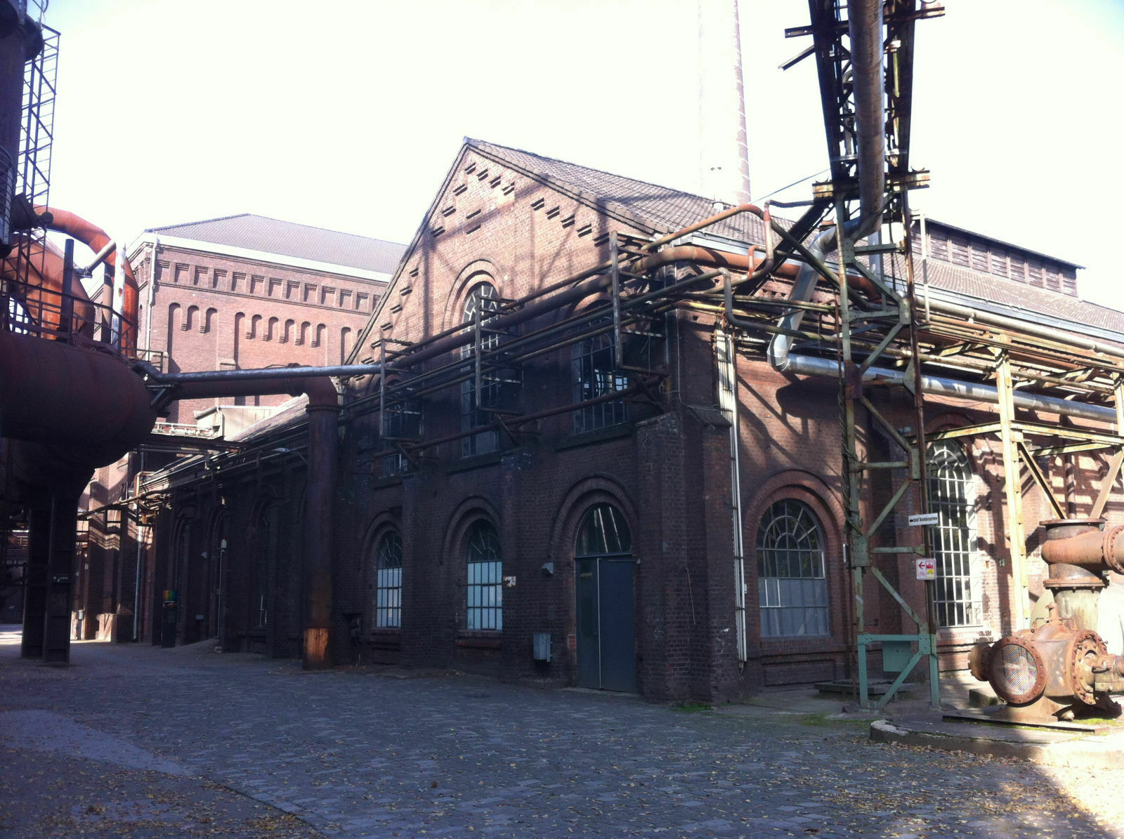 Der Schrottplatz - Spiegelsymmetrisch des Showrooms