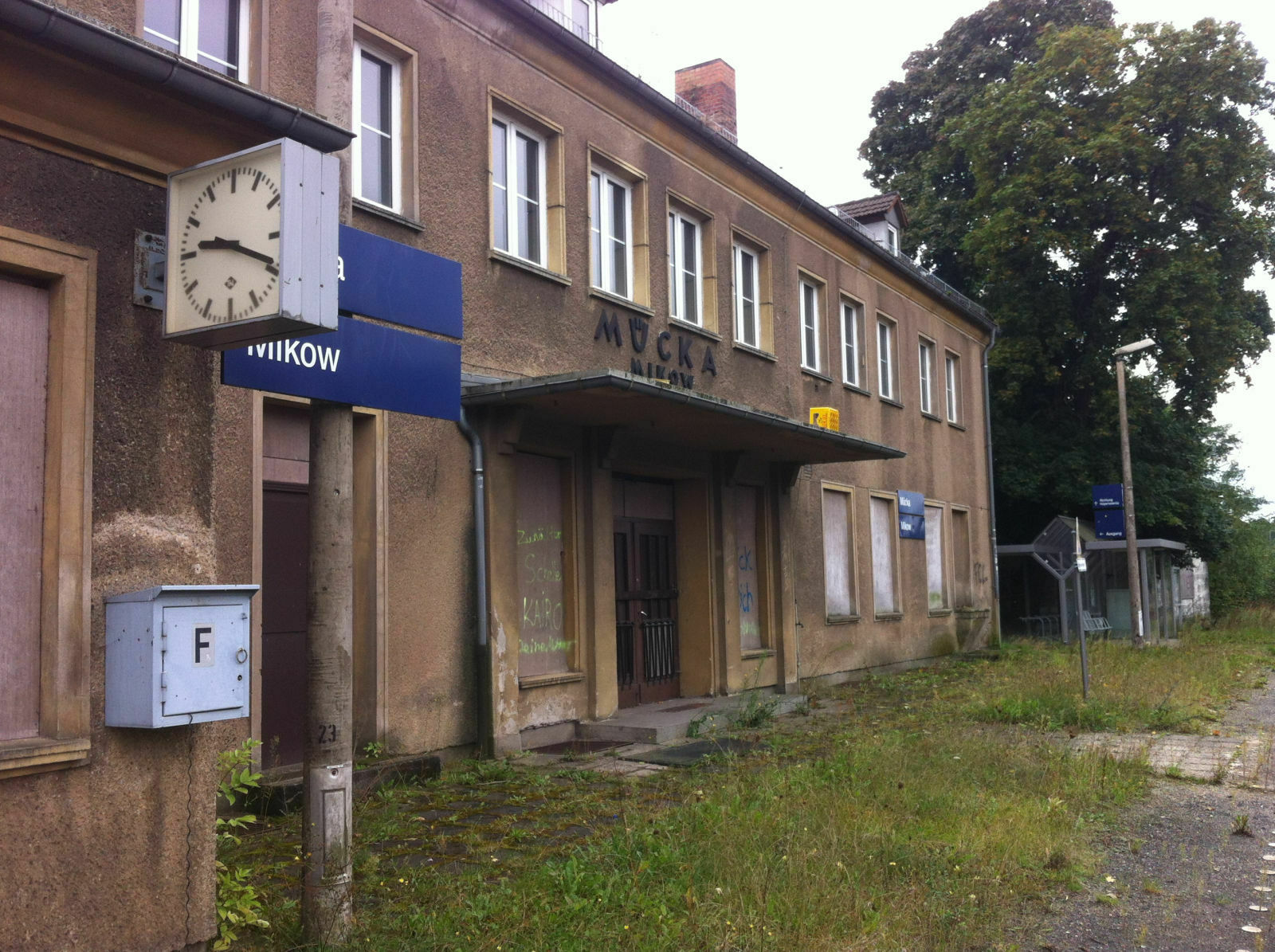 Der Schrottplatz - Spiegelsymmetrisch des Showrooms