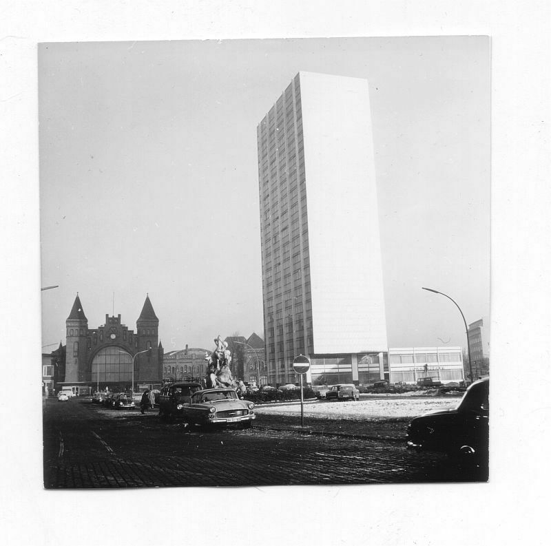 Der Schrottplatz - Spiegelsymmetrisch des Showrooms