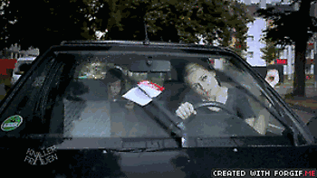 Witzige-frau-beim-auto-fahren-knoellchen