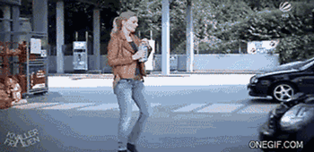Frauen-und-autos-oel-auffuellen