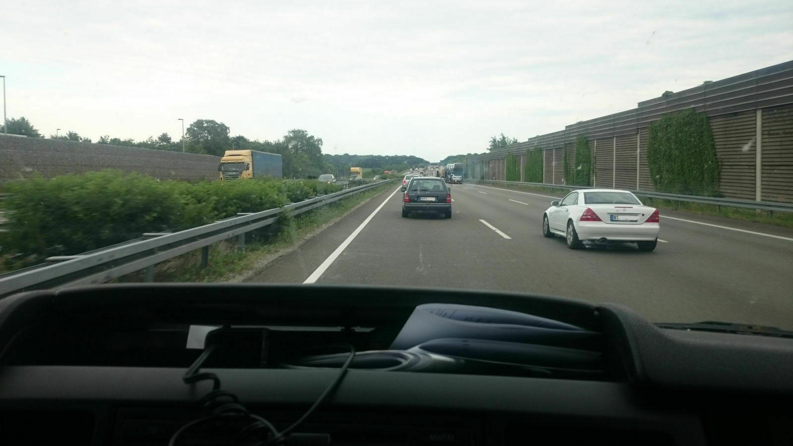 Der Schrottplatz - Spiegelsymmetrisch des Showrooms