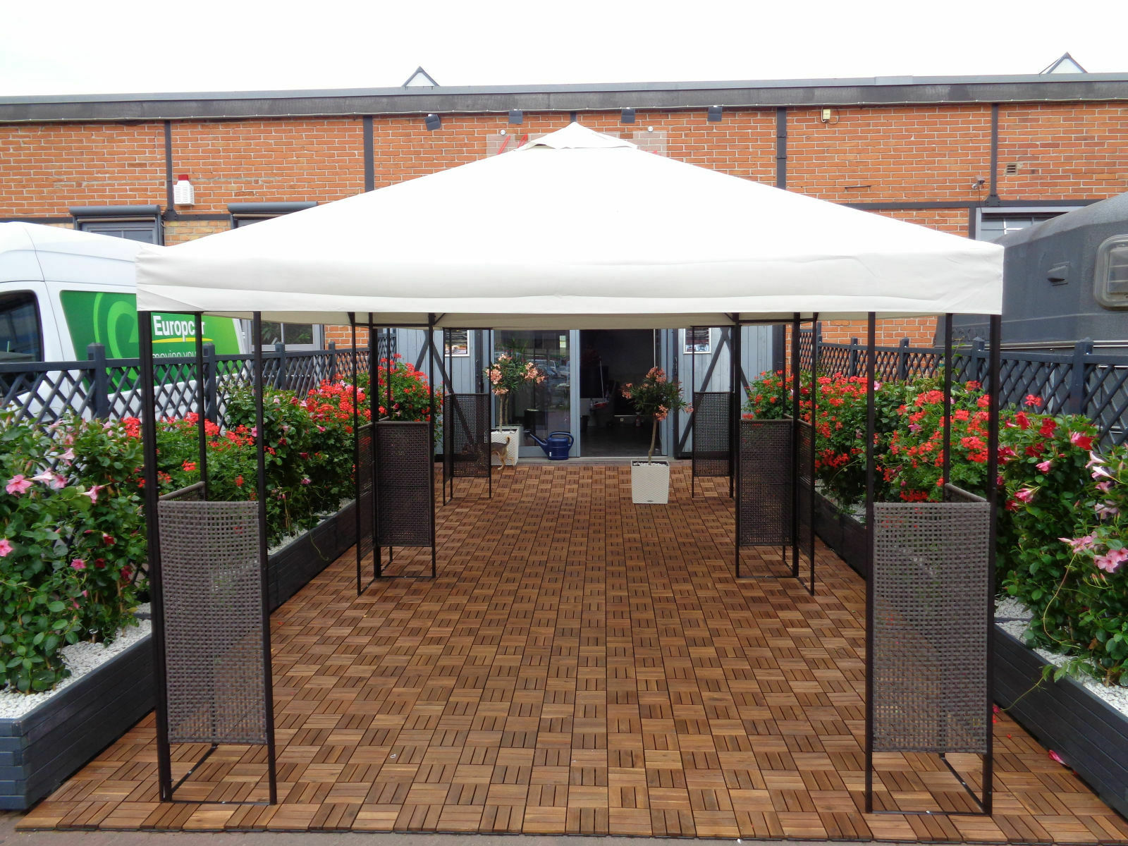 Der Schrottplatz - Spiegelsymmetrisch des Showrooms