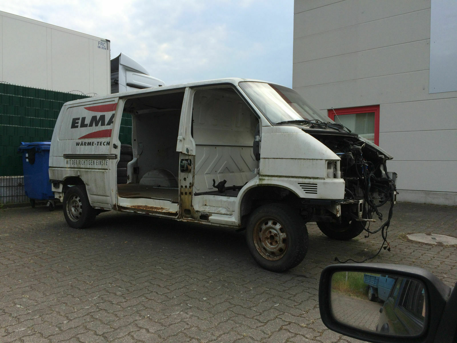 Der Schrottplatz - Spiegelsymmetrisch des Showrooms