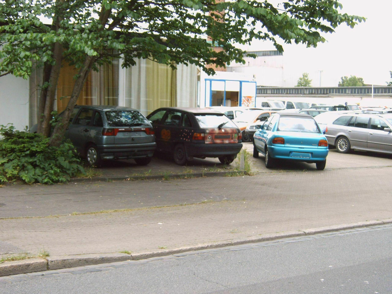 Der Schrottplatz - Spiegelsymmetrisch des Showrooms