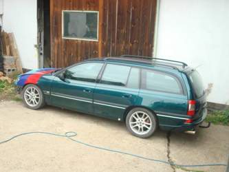 Omega mit BMW M Streifen