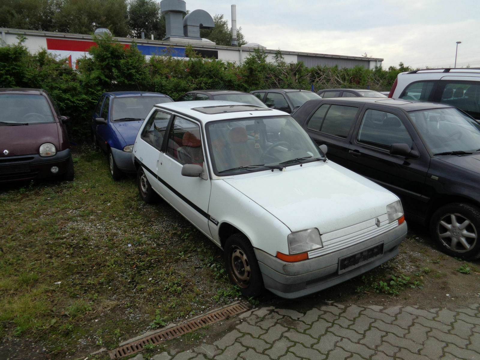 Der Schrottplatz - Spiegelsymmetrisch des Showrooms